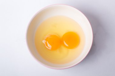 Beyaz zemin üzerinde bir tabakta sarısı