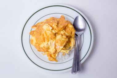 Beyaz arka planda plaka üzerinde pirinç Tay tarzı omlet