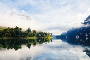 Ratchaprapa göl baraj Suratthani Tayland