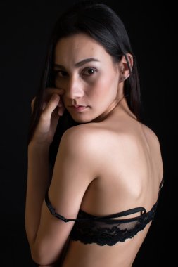 lowkey portre üzerinde karanlık siyah iç çamaşırı içinde güzel kadın 