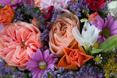 Muhteşem bir yaz buketi ve çayır çiçekleri. Bu hafif ve zarif buket güller, şakayıklar, papatyalar, kasımpatılar, karanfiller ve diğer çayır bitkilerinden oluşur..