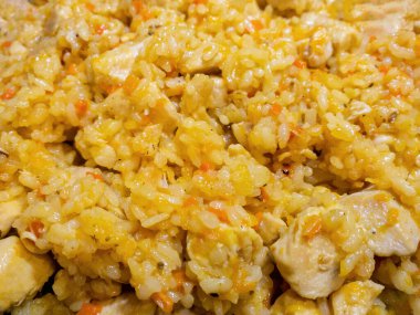 Büyük bir fıçı pilav ya da et, havuç, soğan ve baharatlı pilav. Partide sokak yemeği. Doğu yemeği. Taze pilavlı büyük bir kazan. Geleneksel mutfak