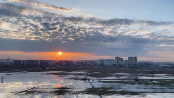 Atardecer Timelapse Sobre Campo Primavera Edificios Apartamentos Gran Altura Inundación — Vídeos de Stock