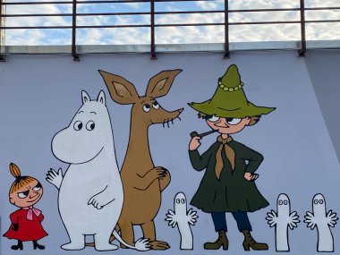 Murino, Rusya - 27 Mart 2021 Moomins 'in yaratıcısı Tove Jansson' ın 100. yıldönümü anısına bir binanın duvarına grafiti yapıldı. Troller Moomin, Snork, Küçük Mu, Snusmumrik