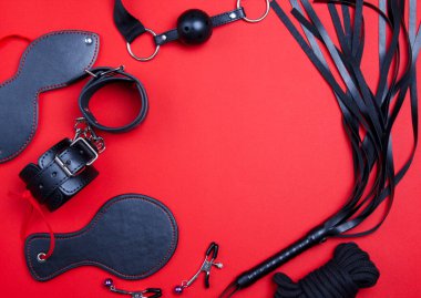 Seks ve ceza için BDSM oyuncakları bir çerçeve şeklinde
