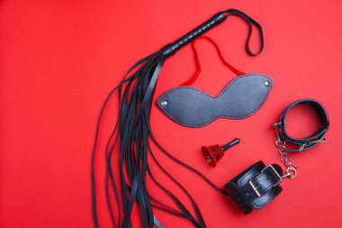 BDSM oyunu için kırbaç, maske, zil ve kelepçe