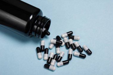 mavi arka planda haplar ve kavanoz