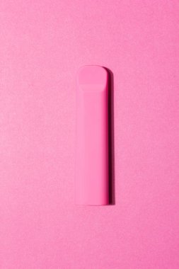 Arka planda gül kapsülü sigarası var.