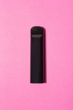 Gül arka planında siyah kapsül yeleği