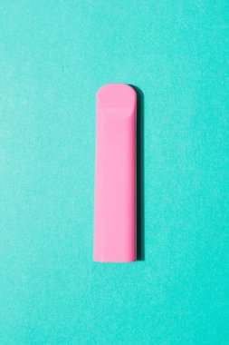 Mavi arka planda gül kapsülü yeleği