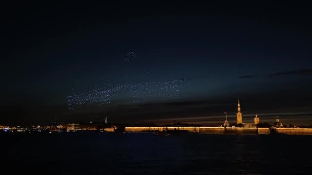 Sankt Petersburg, Ryssland - 2 maj 2021: Välkommen till SPb Show, drönarshow — Stockvideo