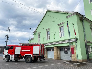 St. Petersburg, Rusya - 22 Nisan 2021: kurtarma biriminin yanındaki itfaiye aracı. İtfaiyeciler ve halkın korunması. Şehirdeki kurtarma servisi. Güvenlik Departmanı.