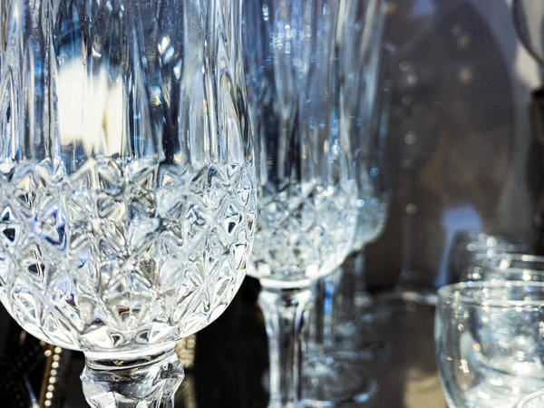 Хрустальные Коробки Бокалы Полке Шампанского Вина Чистый Прозрачный Голубым Оттенком — стоковое фото
