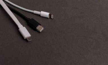 Farklı akıllı telefonları şarj etmek için kablolar