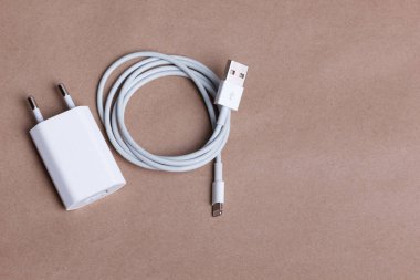 Akıllı telefon ve tabletleri şarj etmek için kablolar