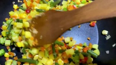 Kızartma tavasında sebze pişirmek.