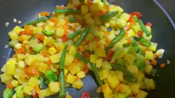 Főzőzöldség serpenyőben, rusztikus keverékben — Stock videók