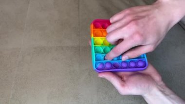 Eller moda oyuncağın üzerine, patlat şunu.