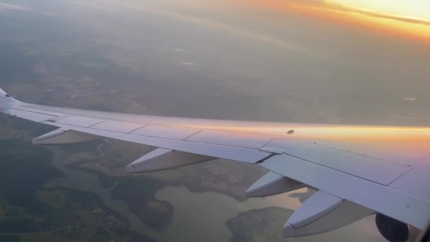 Das Flugzeug fliegt und dreht bei Sonnenuntergang — Stockvideo