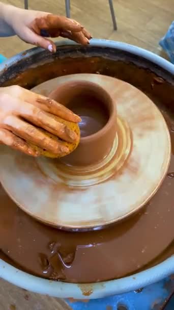 Oficina de cerâmica vasos de escultura ou copo — Vídeo de Stock