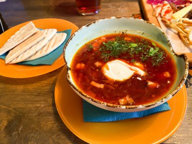 Domuz yağı, ekşi krema ve pide ile ulusal çorba çorbası