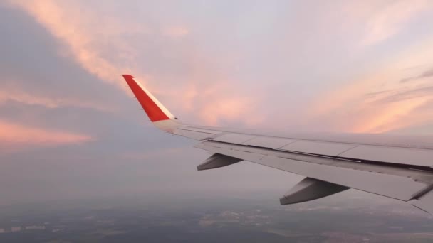 The plane flies and turns aligns at sunset — Stock Video