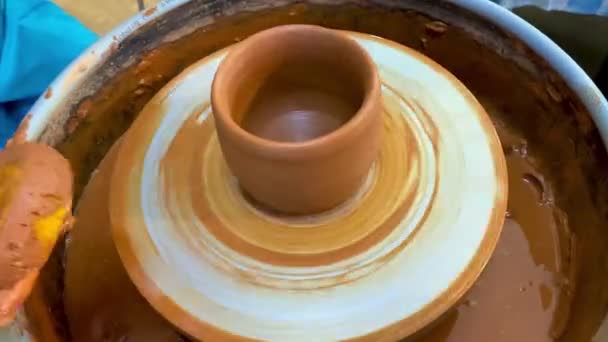 Taller de cerámica esculpir jarrones o taza — Vídeo de stock