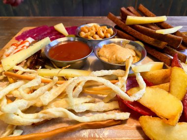 Bira tabağı, atıştırmalık et, kızarmış ekmek, peynir.