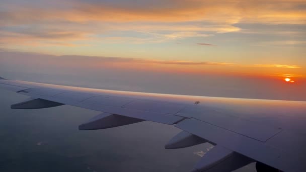 Літак летить і вирівнюється під час заходу сонця — стокове відео