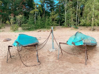 Kumsalda duran eski ahşap tekne devrildi.