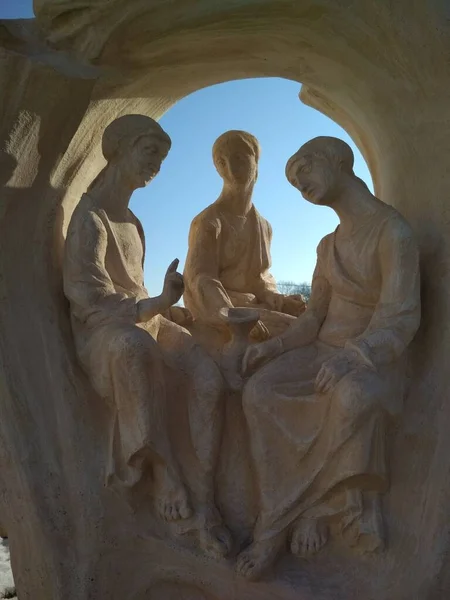 Kutsal Üçlü, mermer heykel, Kutsal İbadet Haçı