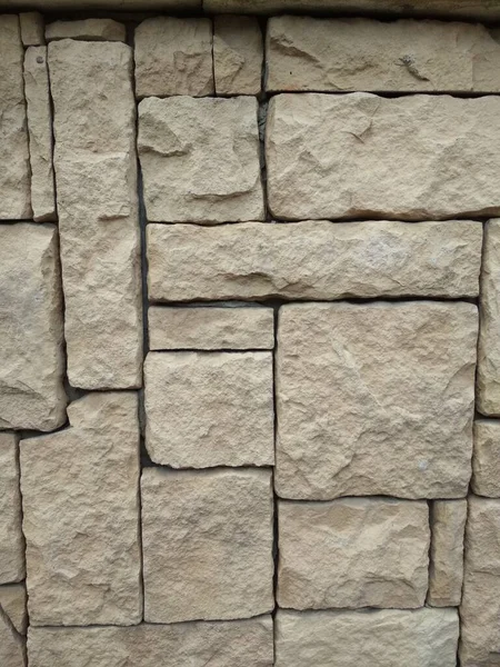 洁白的石墙 削白的石头 整整整齐齐地铺在墙上 陈旧不堪 棱角锐利 石头呈长方形 呈灰色结构 — 图库照片
