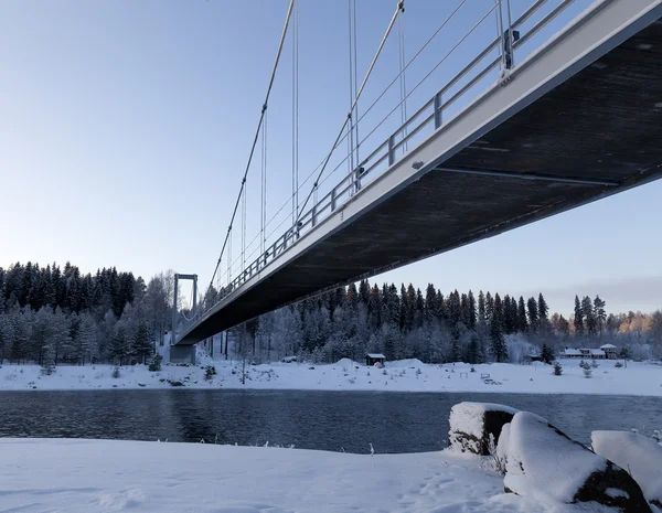 Мост снизу — стоковое фото