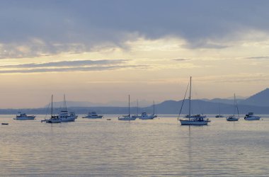 Sidney Spit, Körfez Adaları, Kanada Ulusal Park Rezervi 'nde tekneler.