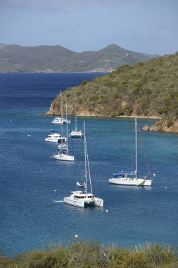 Katamaranlar ve yelkenliler Bight, Norman Adası, Britanya Virgin Adaları 'nda demirlediler.