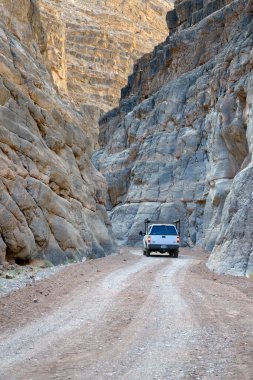 Titus Kanyonu 'ndan geçen kamyonet, Ölüm Vadisi, Kaliforniya