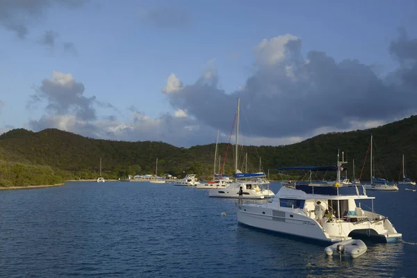 Bight, Norman Adası, Britanya Virjin Adaları 'ndaki demir atma balolarında tekneler.
