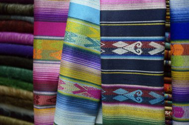 Satılık tekstil, Placa do Mercado La Mariscal, La Mariscal Craft Market, Quito, Ekvador