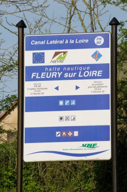 Bahar ağaçları ve yaprakların arasından süzülen su yolu, Fransa, Loire Kanalı.