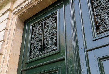 Süslü ahşap kapı, Eglise Saint-Etienne, Nevers, Burgundy, Fransa