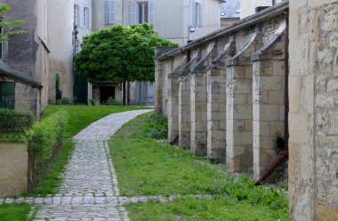 Eglise Saint-Etienne, Nevers, Burgundy, Fransa 'nın yanındaki patikada.