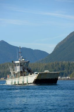 Mavna Hasat Kralı limana giriyor, Tofino, Vancouver Adası, British Columbia, Kanada