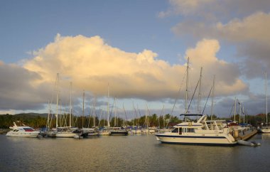 Virgin Gorda Yat Limanı, İspanya Şehri, Virgin Gorda, Britanya Virjin Adaları 'ndaki rıhtımlarda tekneler