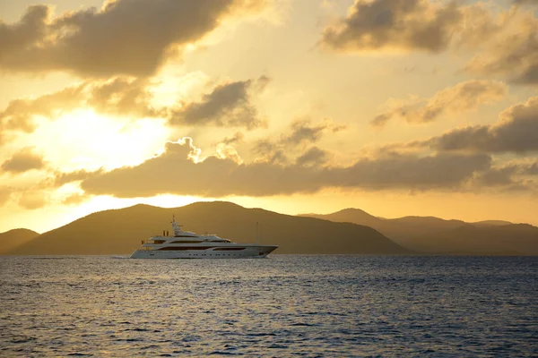 65 metrelik Benetti motorlu yatı Seanna, St. Thomas Körfezi 'nde demirledi. Virgin Gorda, Britanya Virjin Adaları