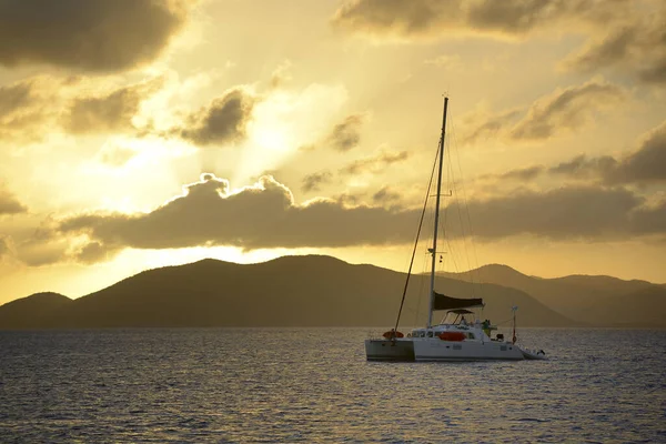 Gün batımında katamaran, Virgin Gorda, Britanya Virgin Adaları