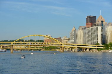 Fort Duquesne Köprüsü Allegheny Nehri 'ni ve Pittsburgh şehir merkezini kapsayan Monongahela Nehri, Pittsburgh, Pennsylvania