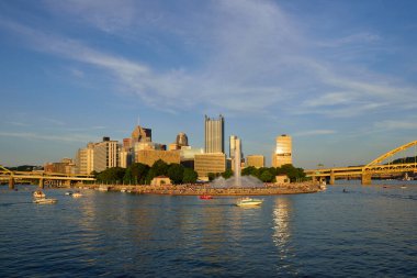 Point State Park, Pittsburgh, Pennsylvania 'nın önündeki tekneler.