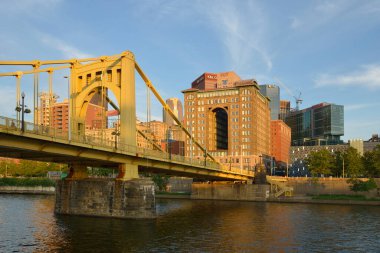 Rönesans Pittsburgh Oteli ve Roberto Clemente Köprüsü. Pittsburgh, Pennsylvania