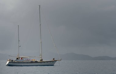 Yelkenli çapasını Manchioneel Körfezi, Cooper Adası, Britanya Virgin Adaları 'na bırakıyor.