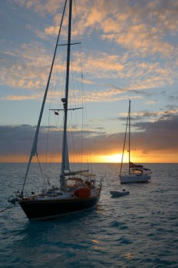 Günbatımında Monohaul yelkenlileri, Anegada, Britanya Virjin Adaları